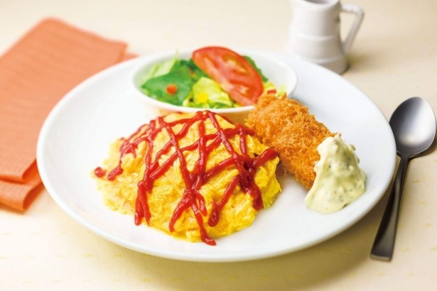 子どもが喜ぶ「オムライス＆蟹クリームコロッケプレート」(税抜799円)。とろーり＆ふんわり卵が魅力的！