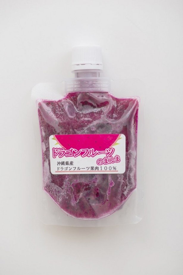 ピタヤボウルの材料、「ドラゴンフルーツのまんま(冷凍)」(税抜700円)。沖縄産のドラゴンフルーツをそのままピューレ状にした商品