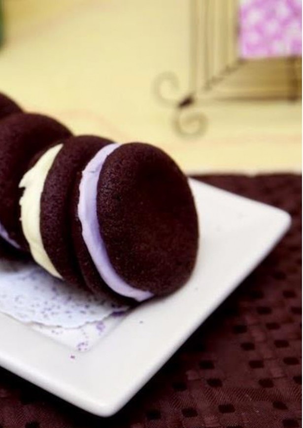 甘さ控えめのチョコレートウエハースクッキーにバニラクリームをはさんだ「チョコレート ウーピークッキー」(税抜200円) ※東急百貨店 渋谷駅・東横店でのみ販売