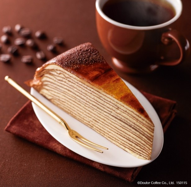 マスカルポーネを使用したホイップクリームとコーヒー風味のクレープ生地を重ね、深い味わいの｢ティラミス ミルクレープ｣(380円)