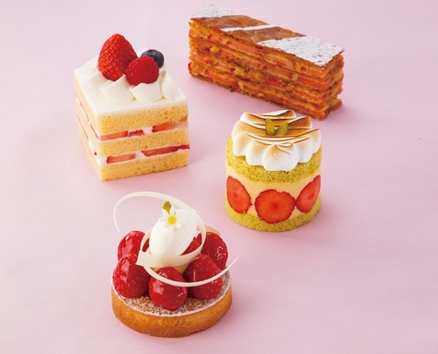 【写真を見る】「プレミアムミルフィーユ」(右奥)、「プレミアムショートケーキ」(左奥)、「フレジェ・ピスターシュ」(右手前)、「タルト・オ・フレーズ」(左手前)は限定の新作ケーキ