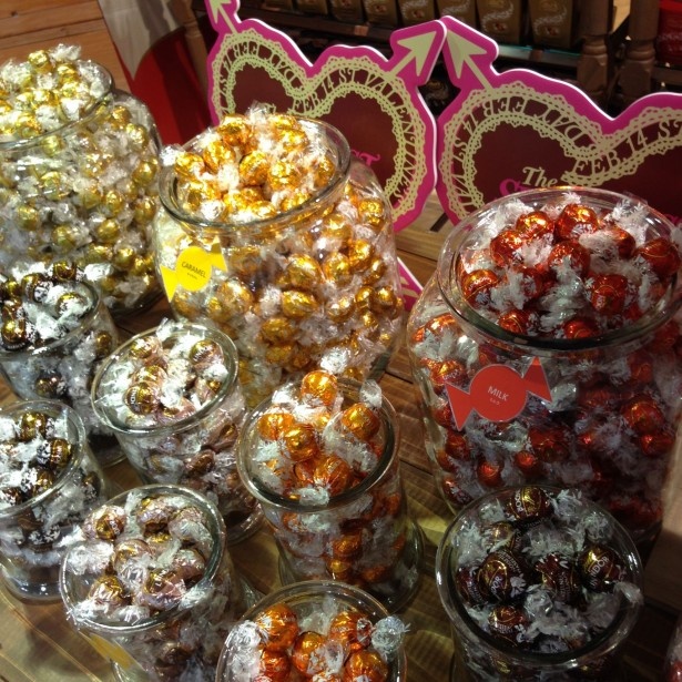【写真を見る】リンツの人気商品「リンドール」。食べ放題イベントは、PLAZAとMINIPLAの全店舗で開催(アウトレット店を除く)