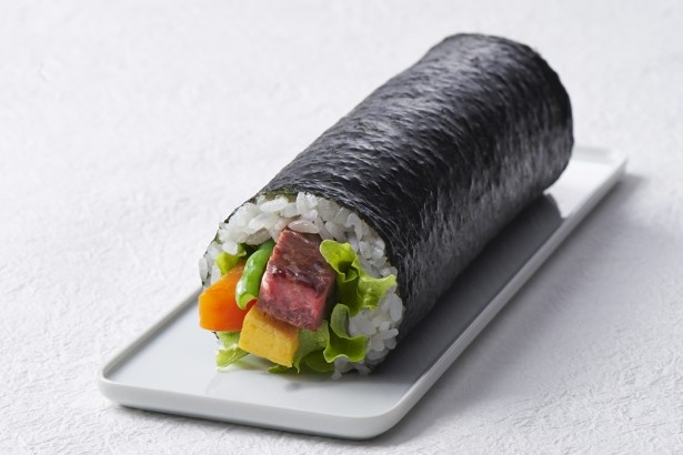 厳選された高品質の和牛のおいしさを味わえる｢黒毛和牛ロースステーキ巻｣(1本1981円)