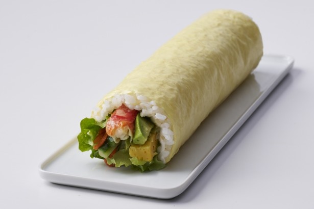 野菜がたっぷり摂れてヘルシーな｢ずわい蟹とアボカドのサラダ巻き｣(1本1080円)