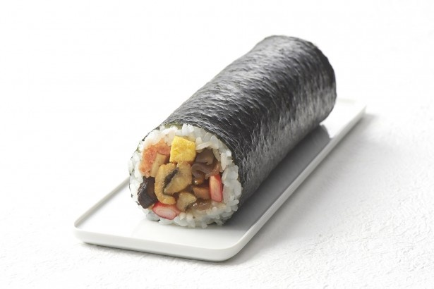 玉子焼など数種類の具材がたっぷり詰まった｢恵方巻｣(1本901円)