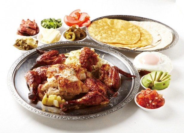 鶏の丸焼きが看板料理のメキシコ大衆食堂「墨国回転鶏料理」は、特注の回転マシーンを使うことで皮はパリッと、中はジューシーな鶏が堪能できる
