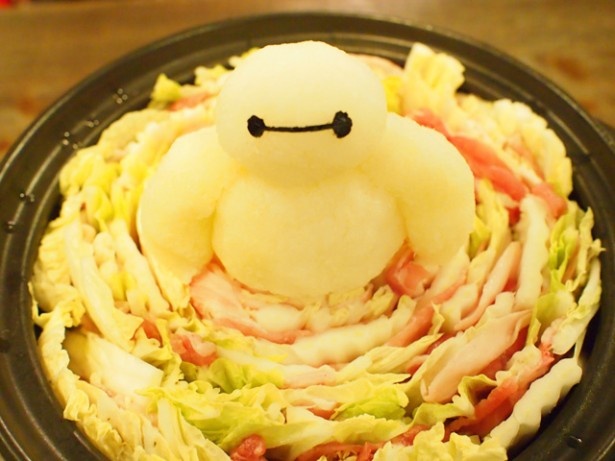 記者が作った鍋の煮込む前の様子。キャラクターの目の部分は、のりをハサミでカットして作成した。これを女子に見せれば、つかみはOK!?