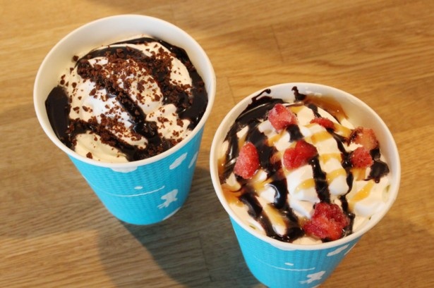 「ホットチョコレートドリンク」（左）と「ホットストロベリードリンク」（右）各450円。1/31（土）～3/15（日）にスタジアムカフェで販売