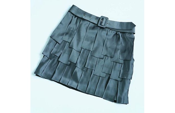 上品な素材感と凝ったデザイン、絶妙なカラーリングのスカートがなんと2990円！