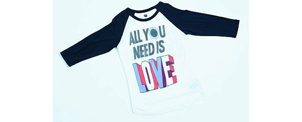 古着ニュアンスのラグランＴシャツは、こなれた感じで着こなして(1780円)