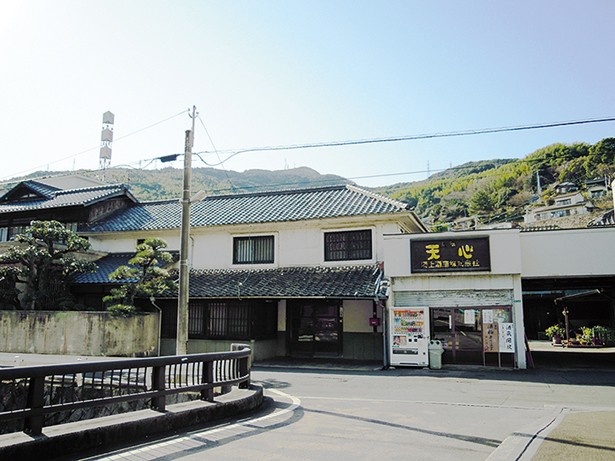 寒い時期に酒を仕込む“寒造り”に適した環境に建っている溝上酒造。当日は、1個100円の特製ちょこを買うと、約10種類の清酒が試飲できる