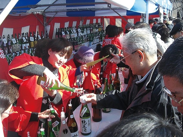 城島の蔵元9社が合同で開催する「城島酒蔵開き」では、純米酒や吟醸酒などのジャンル別に飲み比べができる。酒まんじゅうや焼き鳥など多彩なグルメも登場