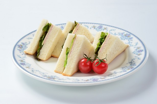 物語に登場する喫茶店名を冠した「あんていくのサンドイッチ」(税抜680円)