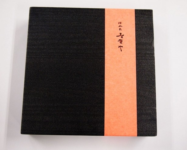 9個入り、6個入り、4個入りは、シックな黒の化粧箱に入っているため、進物用としてもおすすめだ