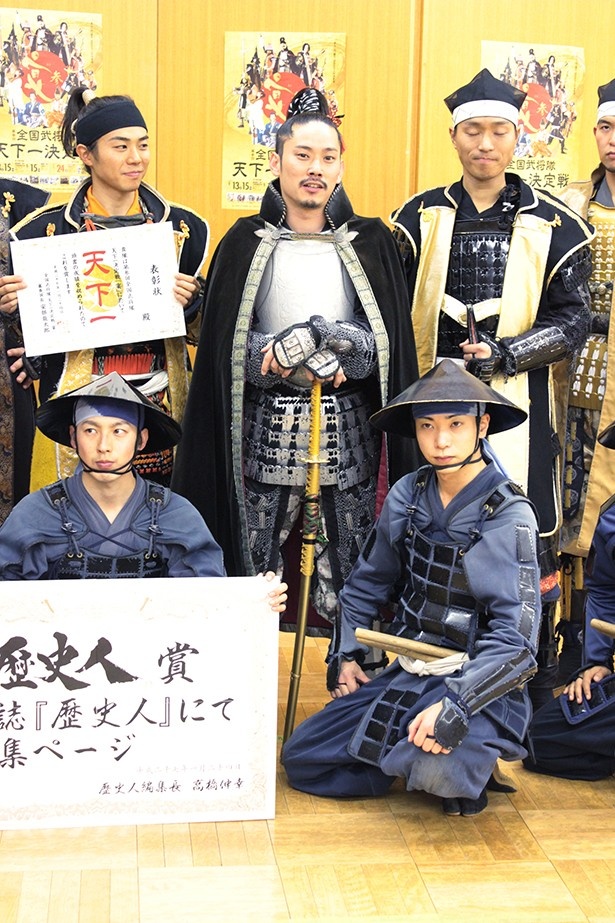 天下一の称号である金の太刀を携え、優勝の喜びを語る名古屋おもてなし武将隊の織田信長