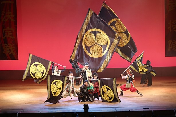 グレート家康公「葵」武将隊の演武。旗を使ったダイナミックな演武が目を引いた