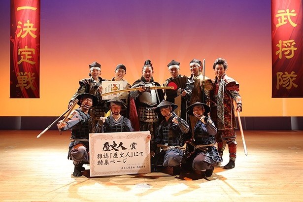 【写真を見る】3連覇を成し遂げた名古屋おもてなし武将隊。織田信長は「連覇は我らの使命であり、この度の天下一は10人で一丸となった証。援軍と他の武将隊にも感謝」と語った