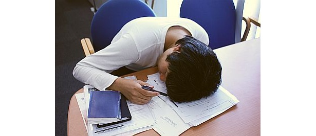 仕事をこなす「デキる男」の条件は“昼寝”!?