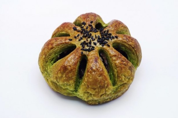 「抹茶デニッシュ」(195円)はあずきと抹茶のハーモニーを楽しめる