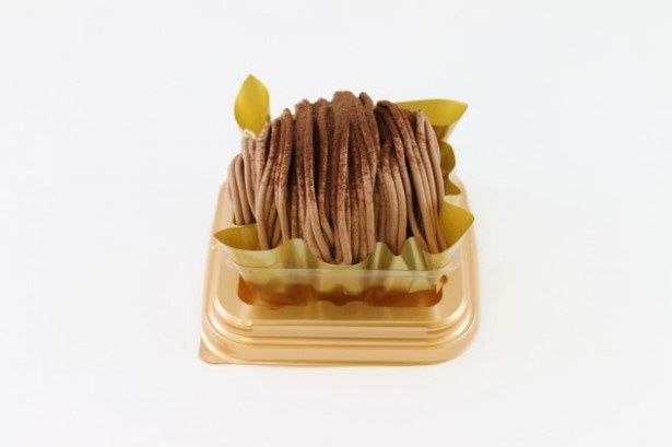「チョコレートモンブラン」(298円)は、洋酒を効かせたチョコソースが味の決め手。ザクザクとした食感のメレンゲがアクセントを加える