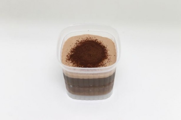 チョコレートソースやムースを4層に重ねた「窯出しショコラスフレ」(200円)。中に入ったオレンジの砂糖漬けが、華やかな味わいに仕上げている