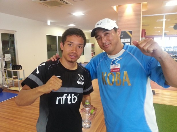 【写真を見る】著者とFC東京時代から付き合いのある長友選手