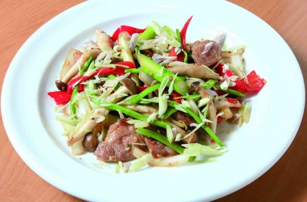 コカレストラン＆マンゴツリーカフェ有楽町の「天草梅肉ポークとレモングラス炒め」(税込1480円）
