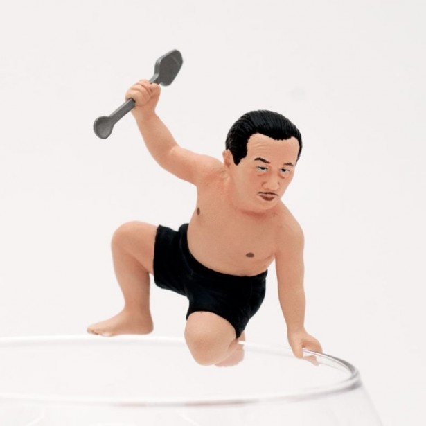 【写真を見る】そっくり！「コップのフチの太郎」は若かりし頃の岡本太郎がモデルになっている