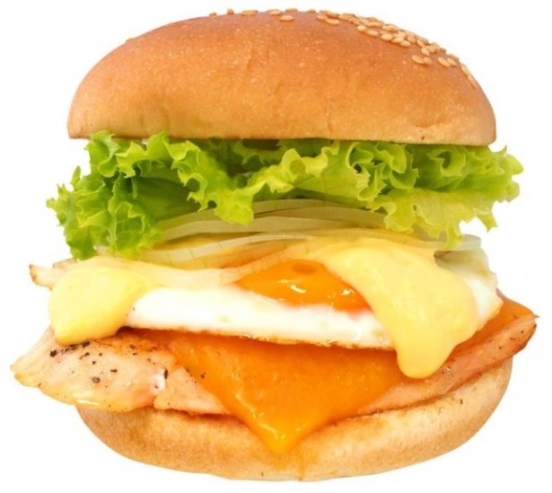 【写真を見る】「エッグベネディクト」をイメージした「サーモンエッグチーズバーガー」(税抜590円)などを発売中！
