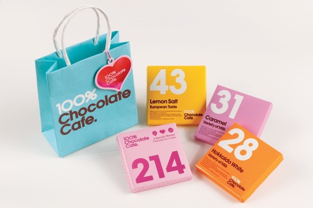 【写真を見る】「214セレクション」(1080円)は4種類のチョコレートがミニショッパーに入っている
