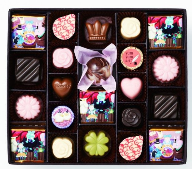 「ヤムヤムアート！チョコレート 秘密の言葉」(1620円/22個入り、三越伊勢丹限定)は彩り豊かなチョコレートが入っている
