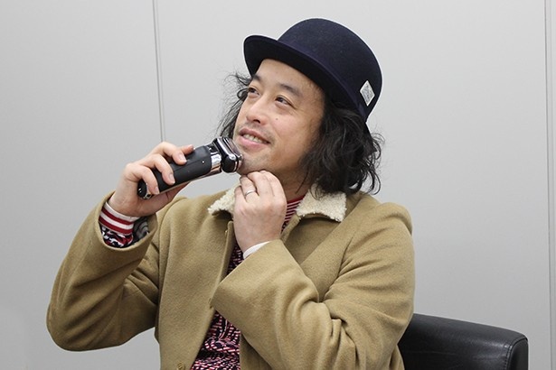 インタビュー中、おもむろにヒゲを剃り始めるやついいちろう。なぜ？