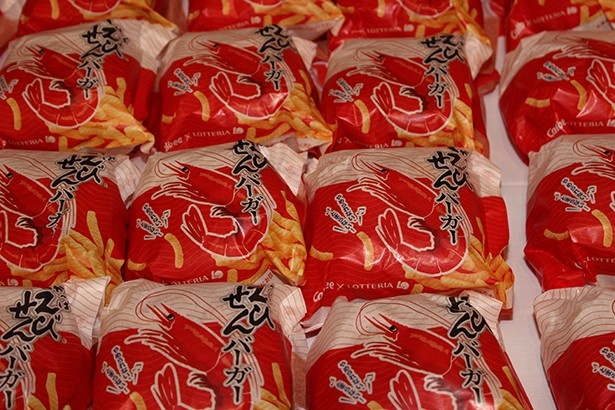 「かっぱえびせんバーガー」の包装は、エビを全面に押し出したデザイン
