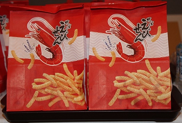 「かっぱえびせん」と間違えてしまいそうな「ふるポテ(かっぱえびせん風味)」(300円)のパッケージ