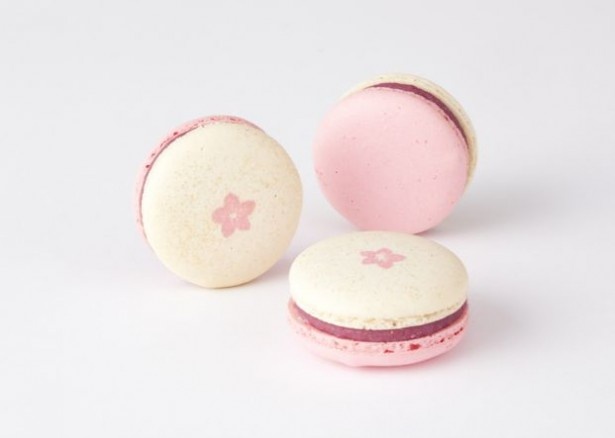 桜風味のマカロン「サクラのデリース」(1個302円)は、ほのかな塩味が和風のテイストに仕上げている。桜の模様をあしらった上品なデザインにも注目！