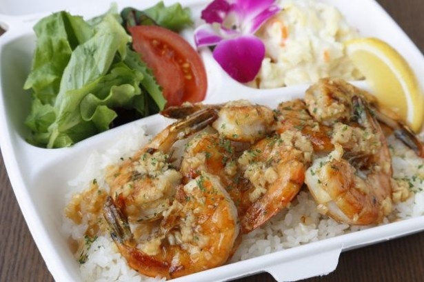 ハワイの味が楽しめる！「ガーリック・シュリンププレート」(1250円)