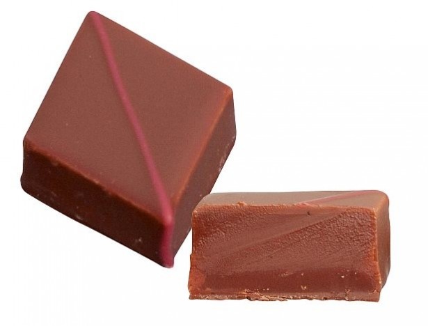 「SHISO Rouge (赤紫蘇)」は、赤シソの奥深い酸味と独特な香りをショコラレ(ミルクチョコレート)に合わせたショコラ