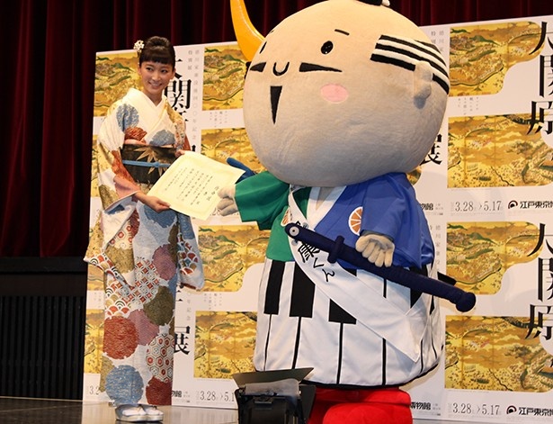 三成くんからスペシャルサポーター任命状を授与される杏