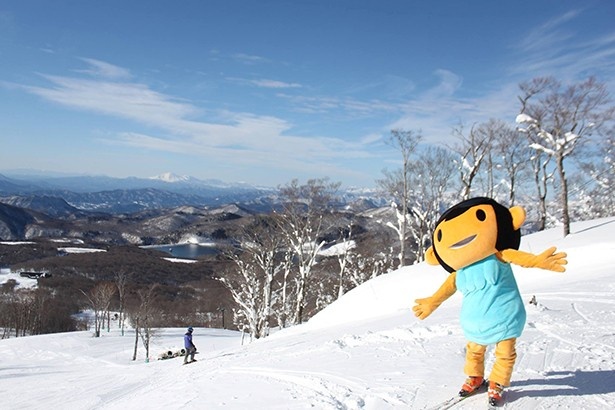 たんばらスキーパークのマスコットキャラクター「たんばりん」がゲレンデでアピール