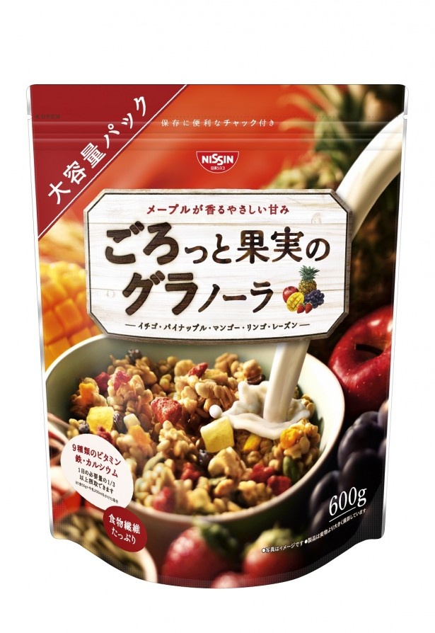 【写真を見る】5つのフルーツに、メープル風味を加えた｢ごろっと果実のグラノーラ｣(大容量サイズ600g・希望小売価格・税抜650円)｡レギュラーサイズ280gもあり