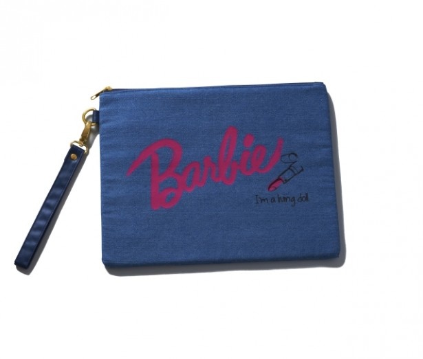 Lyckaからは、バービーのロゴがチャームポイントの「Barbir クラッチバッグ」(税抜3900円)。ストラップを外してポーチとしても使える