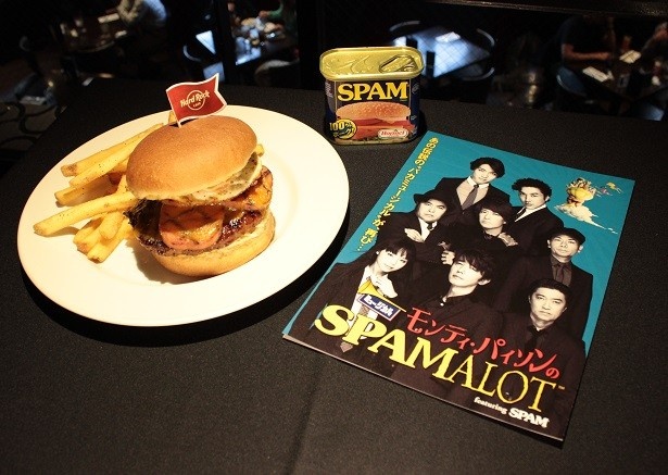 再演となるミュージカル「モンティ・パイソンの SPAMALOT」も前回同様、主演はユースケ・サンタマリア