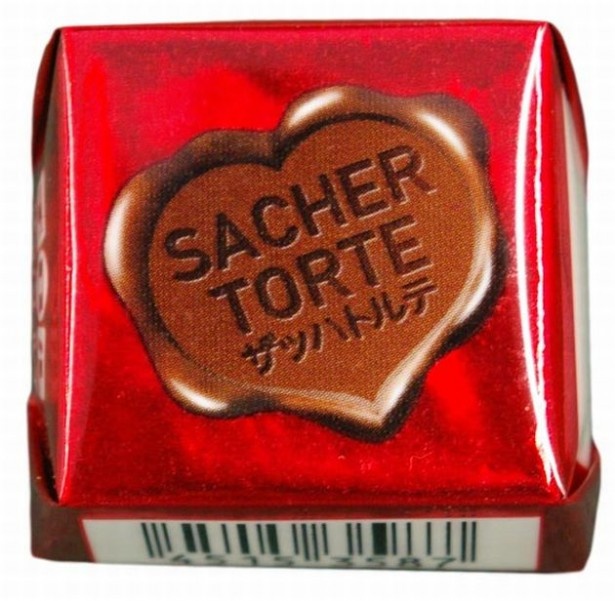【写真を見る】オーストリア名物のザッハトルテをイメージした「チロルチョコ(ザッハトルテ)」(参考価格・税抜37円)。個包装のパッケージデザインは2パターンあり
