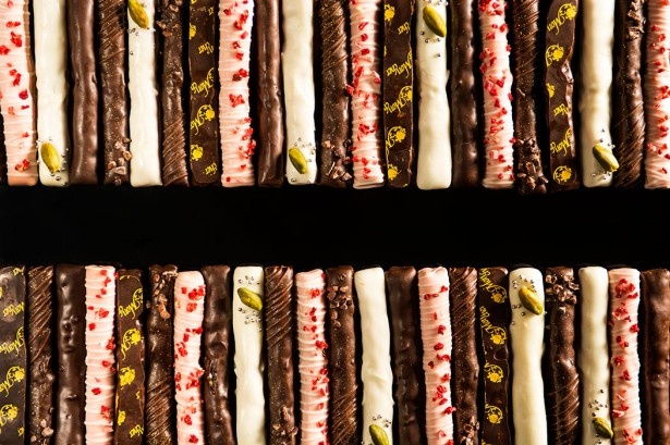 ピアノの鍵盤のようなスティックパイのチョコレート「スイートワルツ」(税抜450円～)