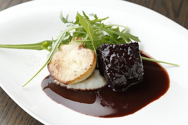バローナ社のカカオから作るチョコレートソースを添えた「牛ホホ肉の煮込み ビターチョコレートと赤ワインのソース」。肉本来の旨味が詰まった牛肉は、箸で切れるほどやわらかい