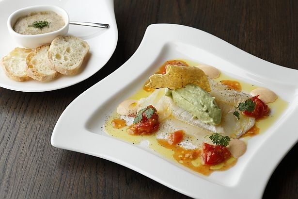 前菜の「寒平目の軽いスモーク アボカドムース添え」。脂がのったヒラメを軽くスモークし、アボガトのムースとチェリートマトで彩りを添えた