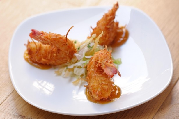 【写真を見る】カリカリの衣が食欲をそそる「ココナッツシュリンプ」(1300円)は、トミーバハマ銀座店の人気商品