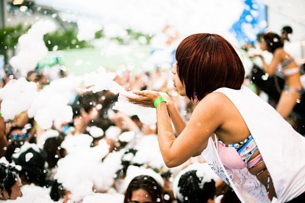 【写真を見る】カラーランに続くランイベント「バブルラン」。泡まみれで盛り上がろう！