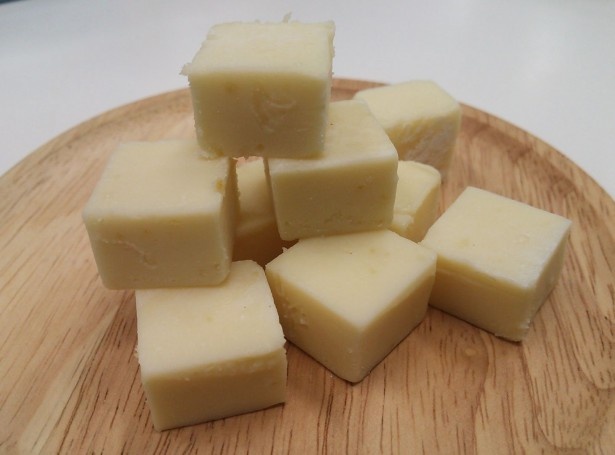 ミルクの風味豊かなホワイトチョコとチーズの風味が口の中で絡み合う「ホワイトチーズチョコ」(320円)