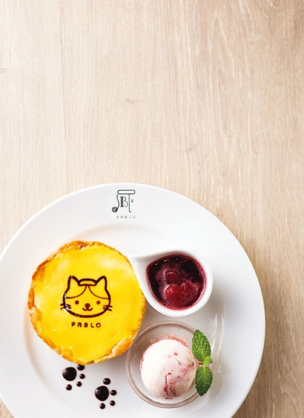 【写真を見る】人気チーズケーキ店PABLOの「焼きたてミニチーズタルト ベリー×ベリー（にゃらんver.）」(870円)